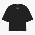 Camiseta com estampa frontal de texto "NÃO ME CONFUNDA COM UM HOMEM CIS" e estampa traseira de símbolo centralizado com texto circular "TRANSVESTICIO".