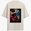 Camiseta com estampa frontal de símbolo geométrico simples no peito e estampa traseira de skatista em ação com efeito gráfico de tinta em respingos.