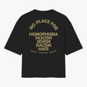 Camiseta com estampa frontal de logo estilizado junto de raios e estampa traseira de mensagem em lista contra homofobia, fascismo, sexismo, racismo e ódio.