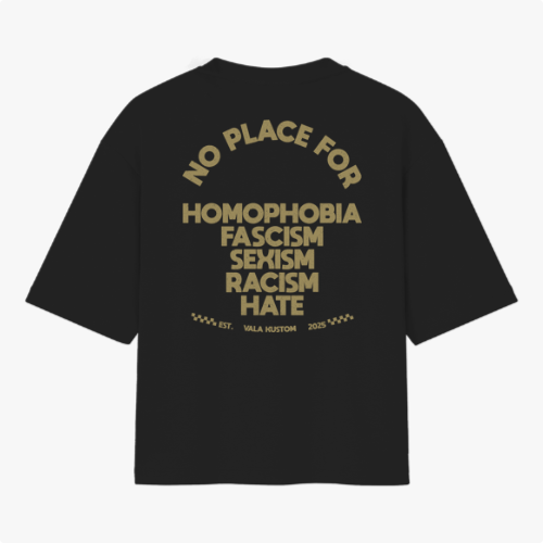 Camiseta com estampa frontal de logo estilizado junto de raios e estampa traseira de mensagem em lista contra homofobia, fascismo, sexismo, racismo e ódio.