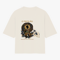 Camiseta com estampa frontal de design intrincado com elementos florais ao redor de texto e estampa traseira de figura mística centralizada com ornamentos detalhados.