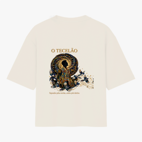 Camiseta com estampa frontal de design intrincado com elementos florais ao redor de texto e estampa traseira de figura mística centralizada com ornamentos detalhados.