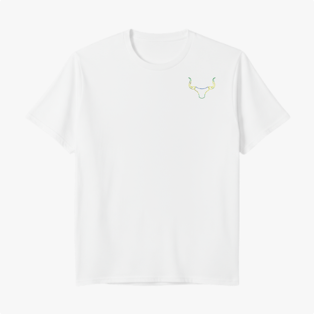 Camiseta com estampa frontal de cabeça de touro estilizada no canto superior e estampa traseira de touro com texto "Jeito Marujo" sobreposto.