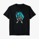 Camiseta com estampa frontal de guerreiro em postura poderosa, cercado por chamas ascendentes vibrantes, irradiando força e intensidade.