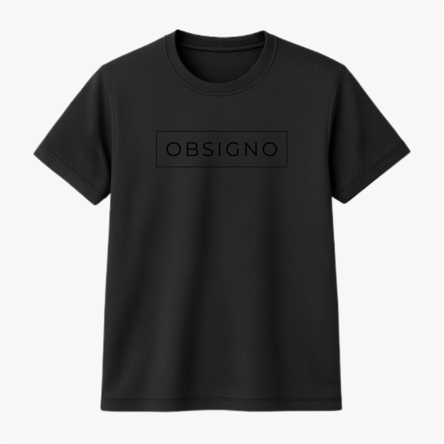 Camiseta com estampa frontal de retângulo contendo a palavra "OBSIGNO" centralizada em letras maiúsculas, conferindo um visual minimalista.