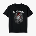 Camiseta com estampa frontal de logotipo estilizado rodeado por espinhos e chamas, e estampa traseira com texto impactante de mensagem sobre excesso.
