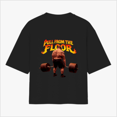 Camiseta com estampa frontal de letras estilizadas "TFK" e "TF#" e estampa traseira de homem levantando peso sob as palavras flamejantes "PULL FROM THE FLOOR".