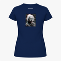 [Camiseta] com estampa frontal de símbolo geométrico com letra estilizada e estampa traseira de rosto icônico pixelado, acompanhado de texto discreto.