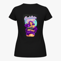 Camiseta com estampa frontal de letra estilizada curva e estampa traseira de ilustração de mulher confiante em vestuário moderno com frase "Gordelicia Sim!".