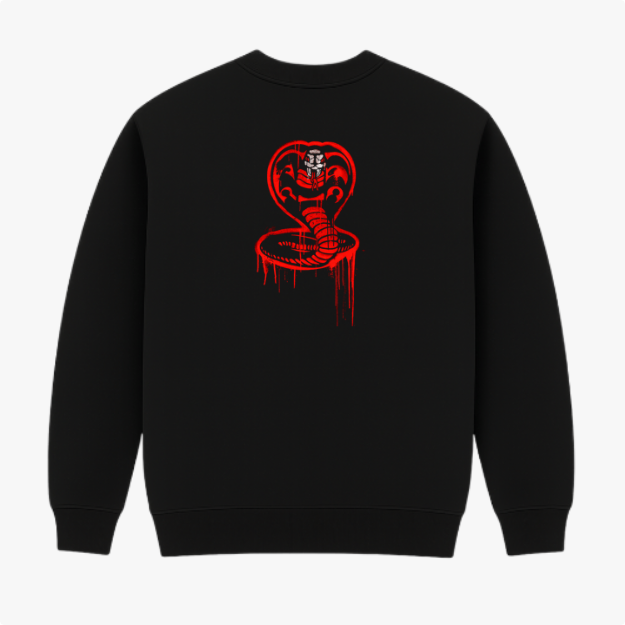 Moletom com estampa frontal de "No Mercy Club" em estilo gótico e estampa traseira de cobra ameaçadora com detalhes gráficos de gotas e traços intensos.