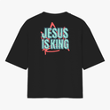 Camiseta com estampa frontal de um desenho estilizado em forma de zigzag e estampa traseira de texto "JESUS IS KING" sobre uma estrela estilizada.