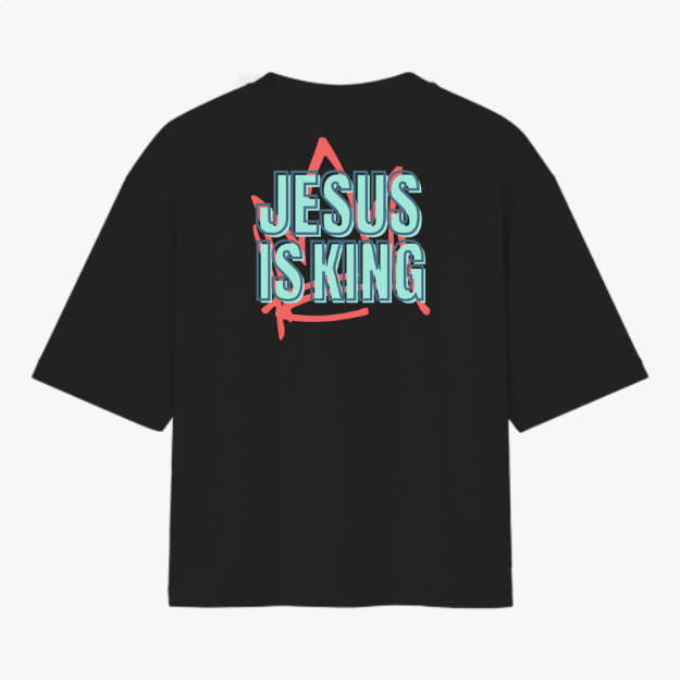 Camiseta com estampa frontal de um desenho estilizado em forma de zigzag e estampa traseira de texto "JESUS IS KING" sobre uma estrela estilizada.