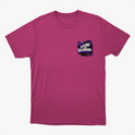 Camiseta com estampa frontal de letras estilizadas acompanhadas por um padrão geométrico vibrante em segundo plano.