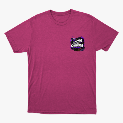 Camiseta com estampa frontal de letras estilizadas acompanhadas por um padrão geométrico vibrante em segundo plano.
