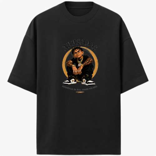 Camiseta com estampa frontal de personagem sentado com tatuagens visíveis, cercado por texto "ABUSADOS" no topo e legenda "REFERÊNCIA DA RUA, CRIADO POR ORIX."