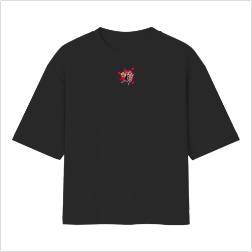 Camiseta com estampa frontal de personagem estilizado segurando espadas e estampa traseira de personagem em destaque com nome e texto em japonês.