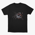 Camiseta com estampa frontal de criatura monstruosa com dentes afiados e língua saliente, acompanhada de detalhes dinâmicos em traços estilizados.