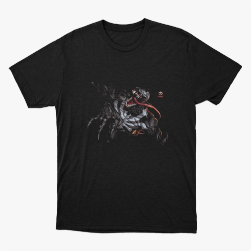 Camiseta com estampa frontal de criatura monstruosa com dentes afiados e língua saliente, acompanhada de detalhes dinâmicos em traços estilizados.