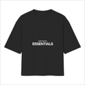 Camiseta com estampa frontal de letras centralizadas, destacando a palavra "ESSENTIALS" em tamanho maior, acompanhada acima pela inscrição "NINES PROJECT".
