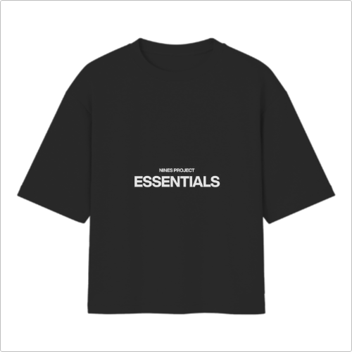 Camiseta com estampa frontal de letras centralizadas, destacando a palavra "ESSENTIALS" em tamanho maior, acompanhada acima pela inscrição "NINES PROJECT".