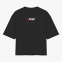 Camiseta com estampa frontal de texto estilizado com caracteres e estampa traseira de personagem em pose dramática com caveiras ao redor.