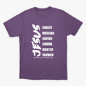 Camiseta com estampa frontal de palavras em lista incluindo "JESUS" em destaque vertical, seguidas por termos como "CHRIST", "MESSIAh" e "SAVIOR".