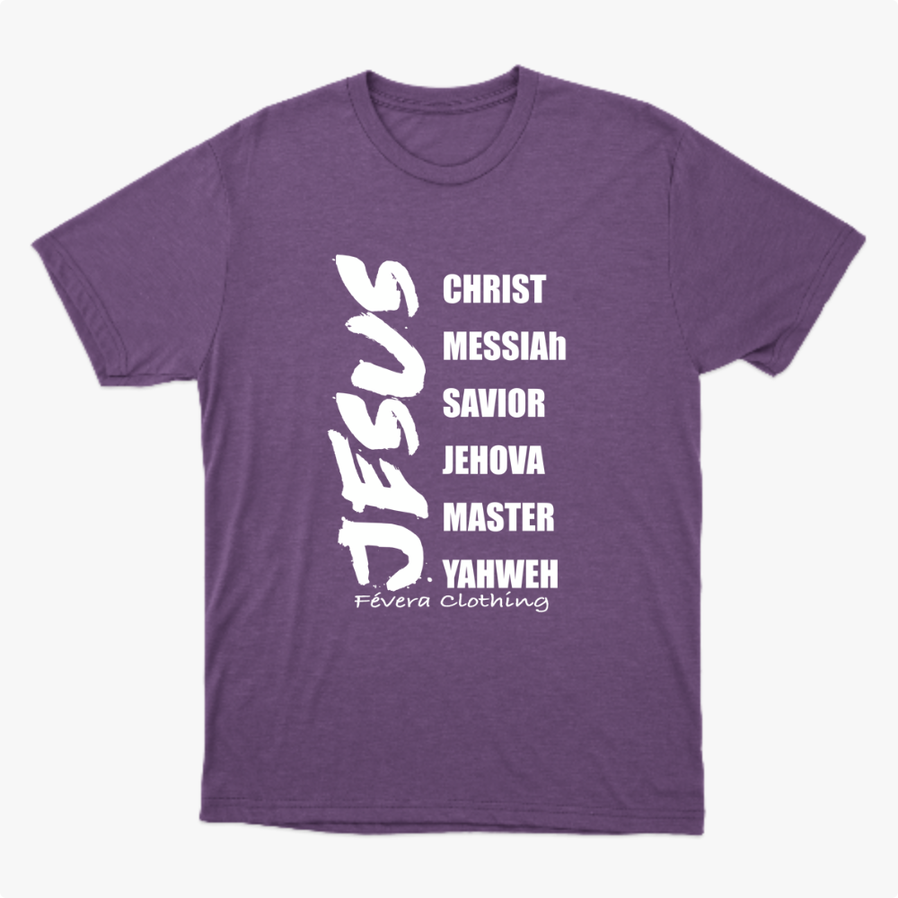 Camiseta com estampa frontal de palavras em lista incluindo "JESUS" em destaque vertical, seguidas por termos como "CHRIST", "MESSIAh" e "SAVIOR".