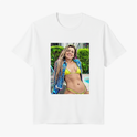 Camiseta com estampa frontal de fotografia mostrando uma pessoa sorridente em roupa de banho, com fundo verdejante e elementos de piscina ao redor.