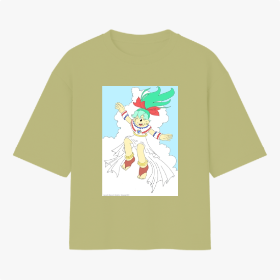 Camiseta com estampa frontal de personagem animado de cabelo verde e fita vermelha, flutuando em pose alegre sobre nuvens com fundo azul claro.