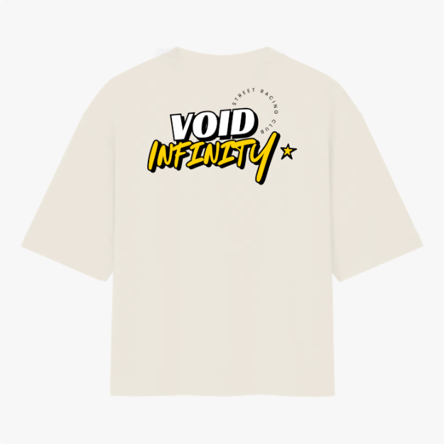 Camiseta com estampa traseira de "VOID INFINITY" em fonte estilizada, acompanhada de pequeno texto circular "STREET RACING CLUB" e uma estrela ao lado.