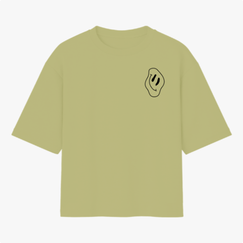 Camiseta com estampa frontal de linha irregular abstrata e estampa traseira de foto de uma pessoa sobre fundo com padrões de linhas fluidas.