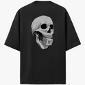 Camiseta com estampa frontal de letras estilizadas "Reais M.C. 4 anos" e estampa traseira de um crânio segurando uma placa com símbolo estilizado.