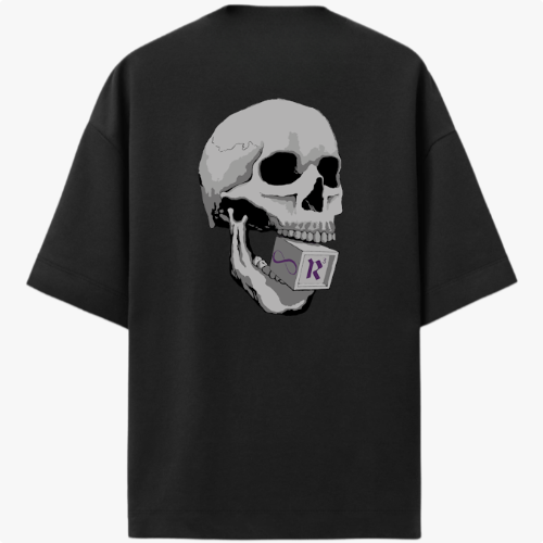 Camiseta com estampa frontal de letras estilizadas "Reais M.C. 4 anos" e estampa traseira de um crânio segurando uma placa com símbolo estilizado.