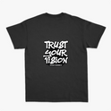 Camiseta com estampa traseira de frases "TRUST YOUR VISION" e copyright "©2026 RAWBEAT" em design graffit informal e dinâmico.