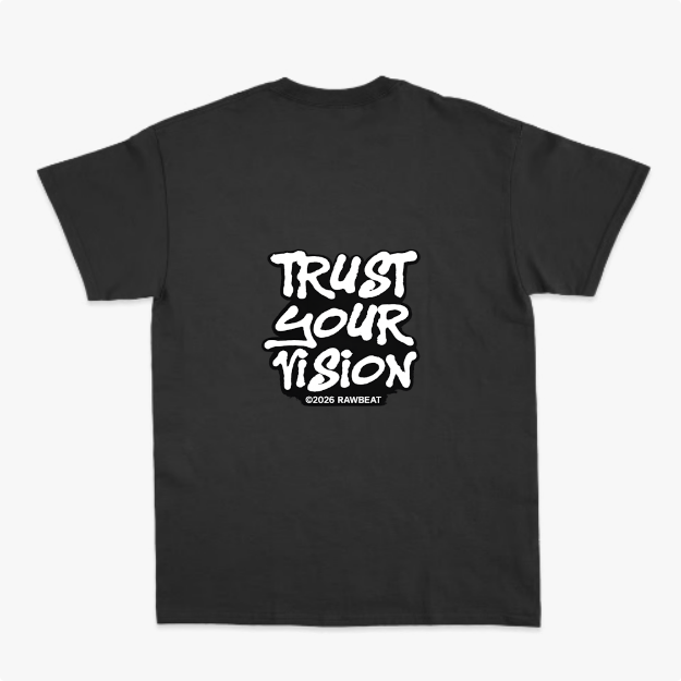 Camiseta com estampa traseira de frases "TRUST YOUR VISION" e copyright "©2026 RAWBEAT" em design graffit informal e dinâmico.