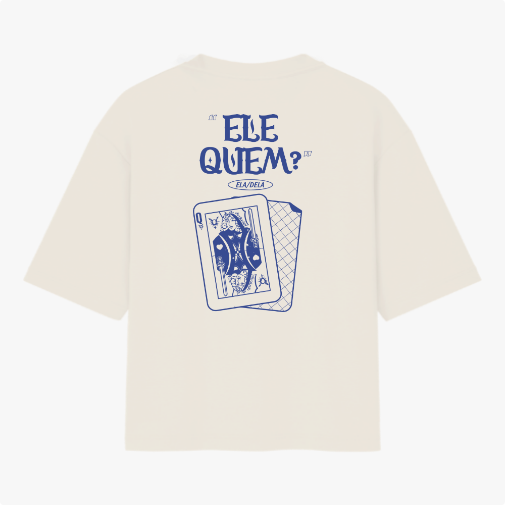 Camiseta com estampa frontal de símbolo abstrato pontiagudo e estampa traseira de cartas de baralho com "ELE QUEM? ELA/DELA" em estilo criativo.