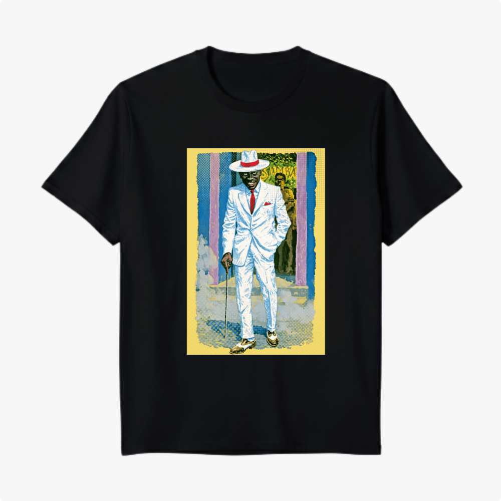 Camiseta com estampa frontal de homem de terno branco segurando bengala, chapéu elegante, ao fundo parede com graffiti e dois observadores.