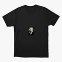 Camiseta com estampa frontal de um rosto artístico imerso em elementos florais intricados, criando um visual detalhado e intrigante que capta a atenção.
