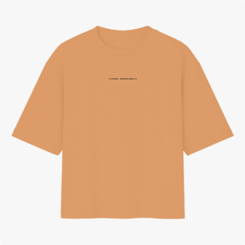 Camiseta com estampa frontal de texto estilizado centralizado "IRON DISCIPLINE", em letras maiúsculas, com pequenos símbolos de adição em cada extremidade.