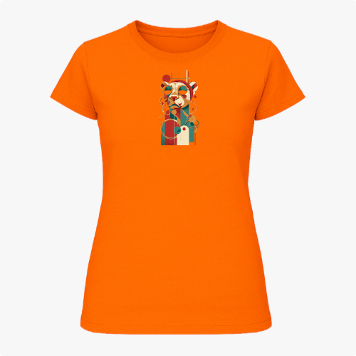 Camiseta com estampa frontal de urso estilizado usando óculos de sol com elementos geométricos e círculos sobrepostos, criando um efeito visual moderno.