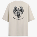 Camiseta com estampa frontal de texto estilizado "LUNOVA" em tipografia limpa e moderna e estampa traseira de anjo detalhado com asas amplas e a inscrição "FREEDOM AND PEACE".