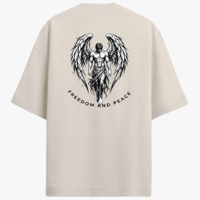 Camiseta com estampa frontal de texto estilizado "LUNOVA" em tipografia limpa e moderna e estampa traseira de anjo detalhado com asas amplas e a inscrição "FREEDOM AND PEACE".