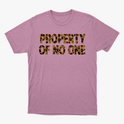 Camiseta com estampa frontal de letras formando as palavras "PROPERTY OF NO ONE" em padrão de camuflagem animal, estilo único e moderno.