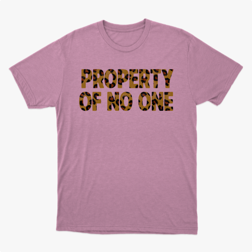 Camiseta com estampa frontal de letras formando as palavras "PROPERTY OF NO ONE" em padrão de camuflagem animal, estilo único e moderno.