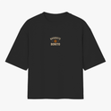 Camiseta com estampa frontal de texto "Basquete Bonito" com ícone de bola e estampa traseira de esqueleto em cenário de placas com frases sobre repescagem.