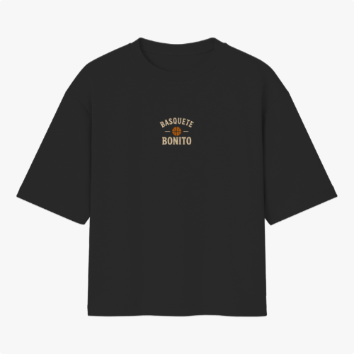 Camiseta com estampa frontal de texto "Basquete Bonito" com ícone de bola e estampa traseira de esqueleto em cenário de placas com frases sobre repescagem.