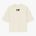 Camiseta com estampa frontal de "T FF" estilizado e figura entre as letras e estampa traseira de "TEAM FF" em letras maiúsculas.