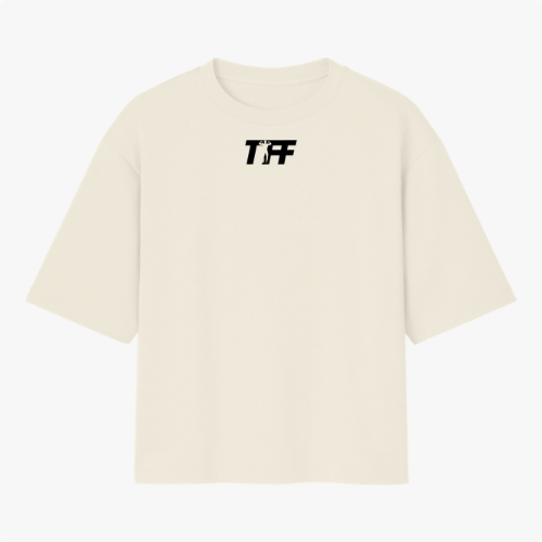 Camiseta com estampa frontal de "T FF" estilizado e figura entre as letras e estampa traseira de "TEAM FF" em letras maiúsculas.