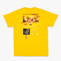 Camiseta com estampa frontal de guerreiro musculoso segurando uma arma sobre fundo circular e estampa traseira de personagem em pose poderosa com texto.