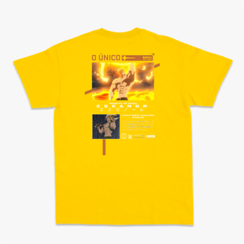 Camiseta com estampa frontal de guerreiro musculoso segurando uma arma sobre fundo circular e estampa traseira de personagem em pose poderosa com texto.